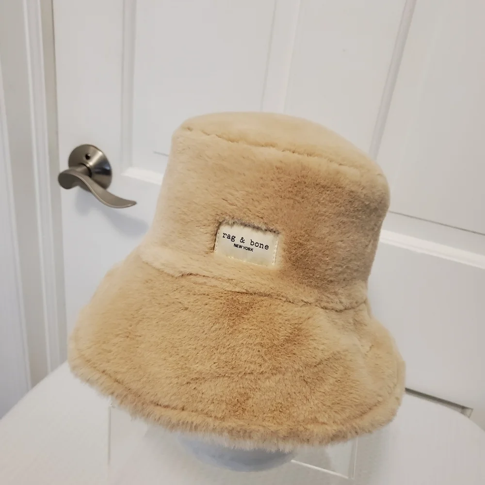 Rag & Bone Reversible Faux Fur/Quilted Bucket Hat Light Beige S/M, Cute